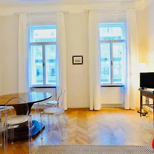 Beautiful Viennese Flat In The Centre דירה